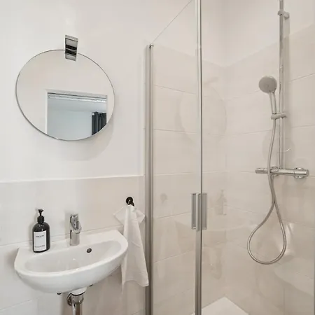 Koblenz-city Am Schloss - 10 Gaeste - Zachastay شقة