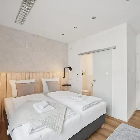 Koblenz-city Am Schloss - 10 Gaeste - Zachastay كوبلنس