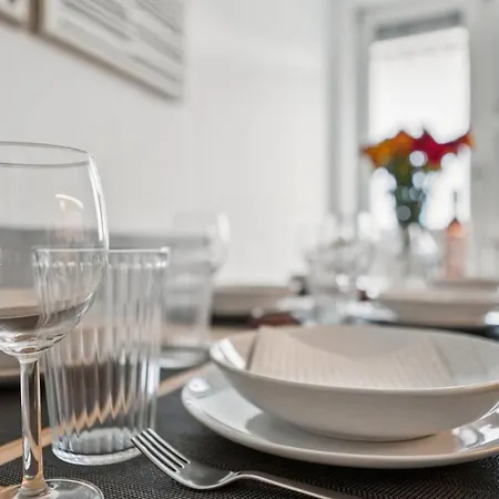 Koblenz-city Am Schloss - 10 Gaeste - Zachastay * كوبلنس